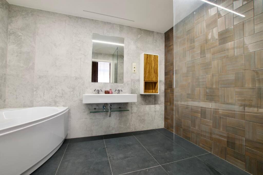 Premium Apartment By Hi5 - Best Ever Budapeste Exterior foto