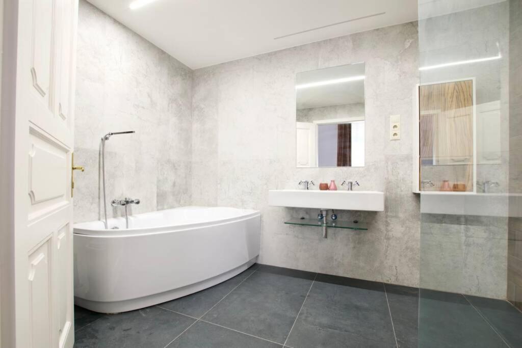 Premium Apartment By Hi5 - Best Ever Budapeste Exterior foto
